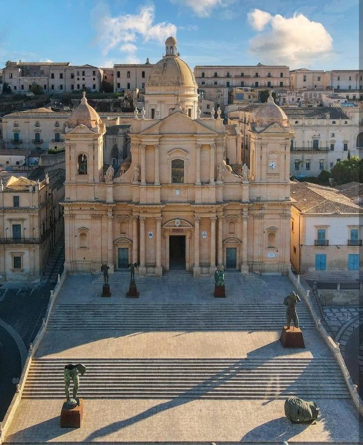 Alla Villa Noto Luaran gambar